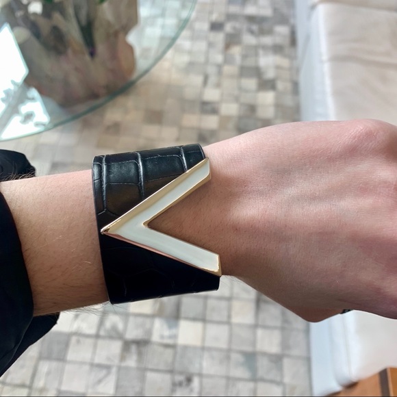 Black Croc Leather Silver V Cut Cuff Bracelet - Picture 10 of 11